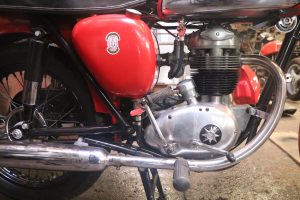 BSA B40 side view, engine, kickstart, footrest, centre stand.